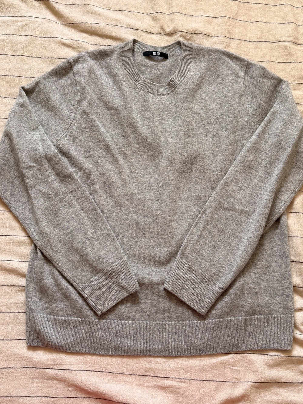 UNIQLO Cashmere  Sweater in Light Gray